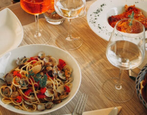 Pasta y vino en una mesa