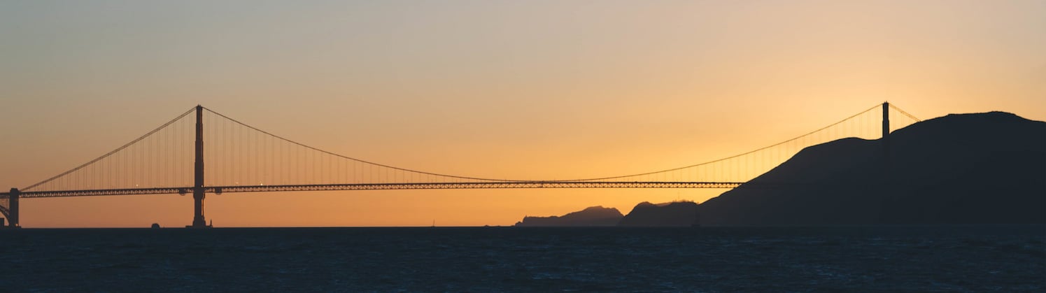 Pôr-do-sol sobre a Baía de São Francisco com a Ponte Golden Gate em fundo