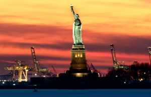 La Estatua de la Libertad en Nueva York al atardecer