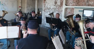 Banda de música de la Guerra Civil actuando en la isla de Alcatraz