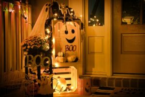 Área da porta frontal decorada para o Halloween