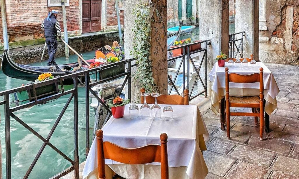 Nhà hàng ngoài trời Venice Ý nhìn ra kênh đào
