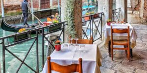 Venedig Italien Restaurant im Freien mit Blick auf den Kanal