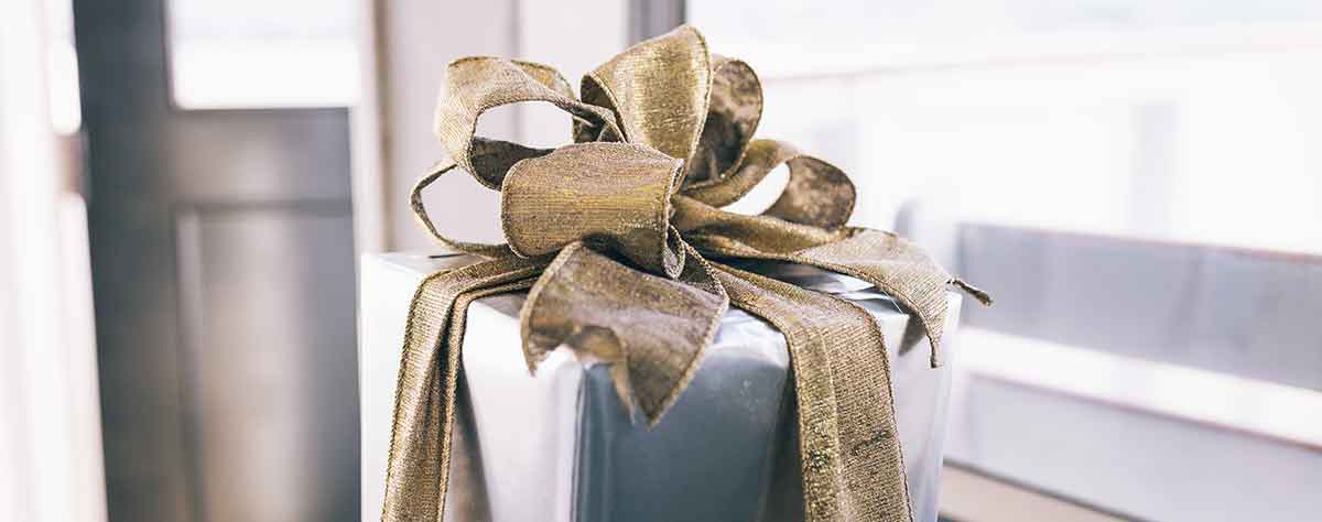 holiday gift giving for travellers