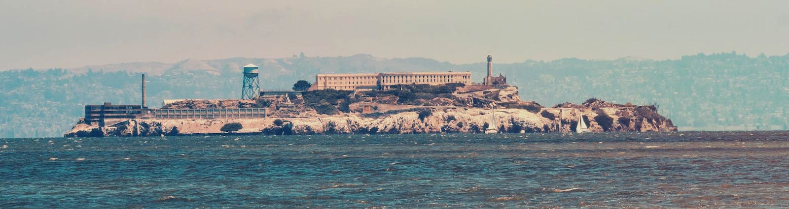 Alcatraz từ bờ biển