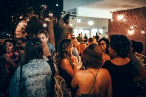 Convidados no bar a cumprimentarem-se uns aos outros