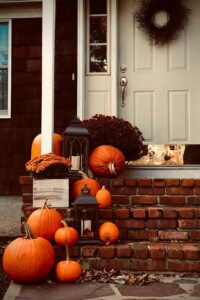 halloween græskar på dørtrinnet