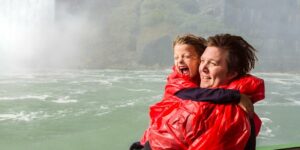 Padre e hijo en las cataratas del Niágara