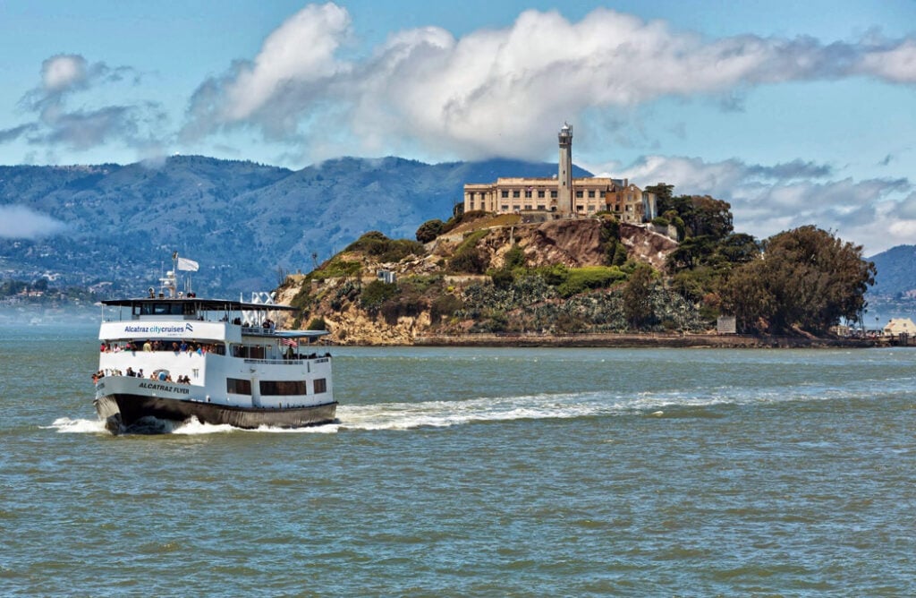 Um barco City Cruises com Alcatraz como pano de fundo.