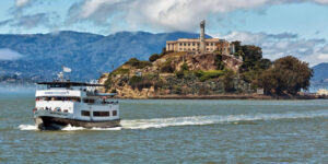 En City Cruises-båd med Alcatraz i baggrunden.