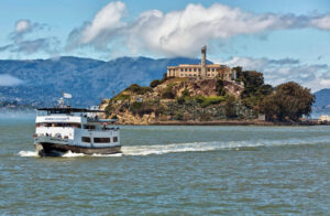 Un barco de City Cruises con Alcatraz al fondo.