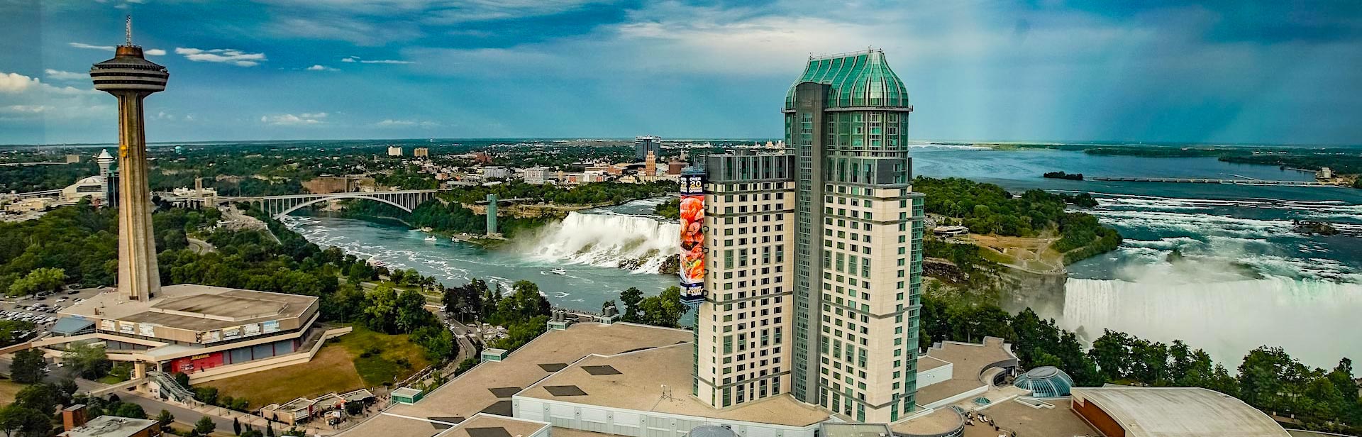 Blick auf die Niagarafälle vom Gebäude aus.