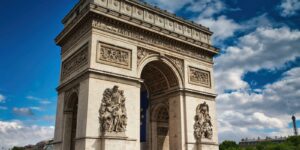 O Arco do Triunfo em Paris, França