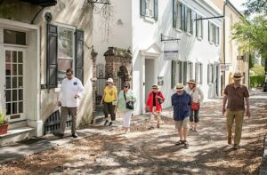 Gente de comida de Charleston caminando por las calles empedradas