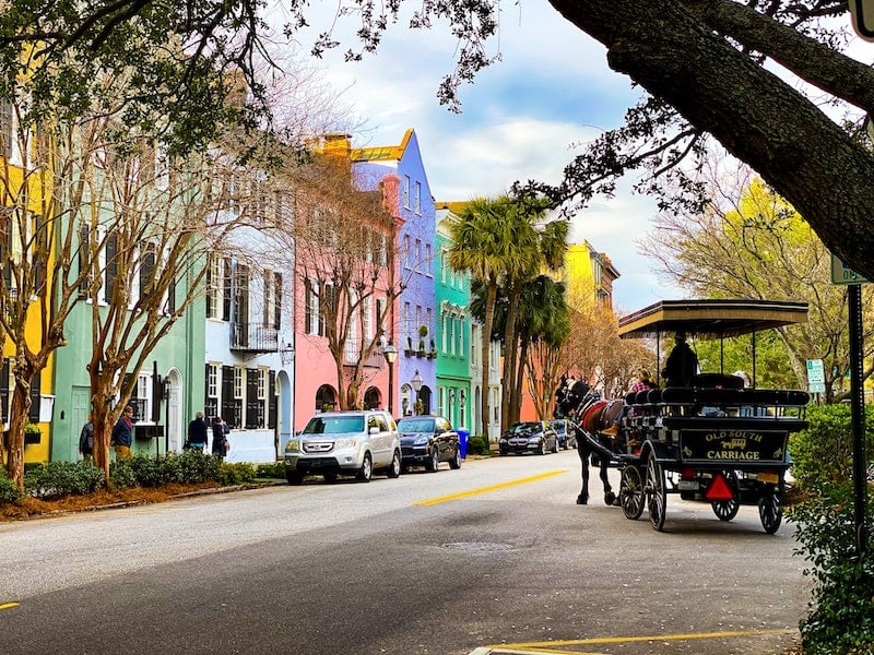 Charleston, Caroline du Sud, bâtiment coloré avec une voiture à cheval