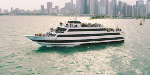 Le bateau Spirit of Chicago de la compagnie Chicago City Cruises avec la ligne d'horizon en arrière-plan.