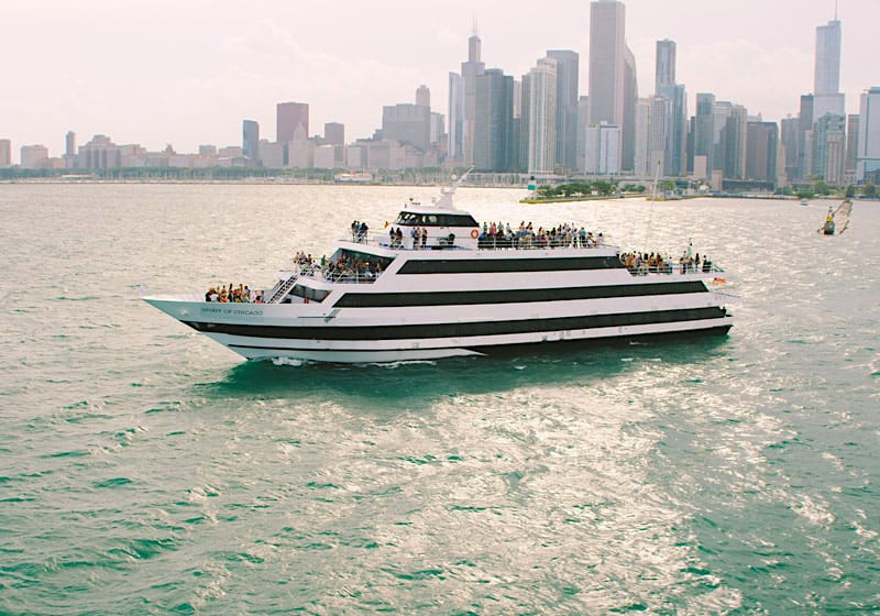 Chicago City Cruises Spirit of Chicago teknesi ve arka planda ufuk çizgisi