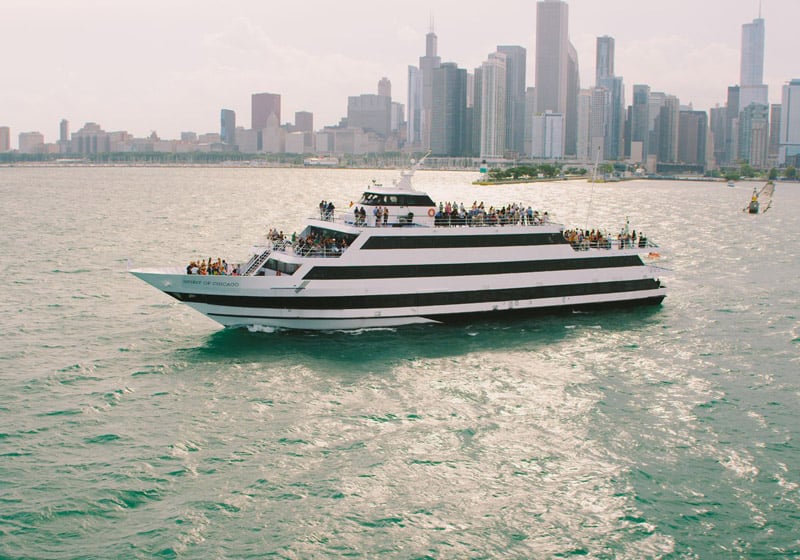 शिकागो सिटी ने पृष्ठभूमि में क्षितिज के साथ शिकागो नाव की आत्मा को क्रूज किया