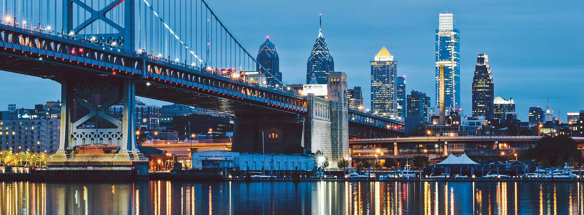 Lo skyline di Philadelphia sopra il ponte