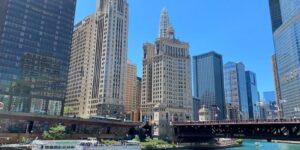 Chicago River mit Booten und einer Brücke