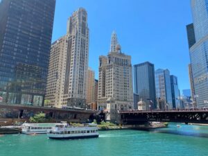 Tekneler ve bir köprü ile Chicago Nehri