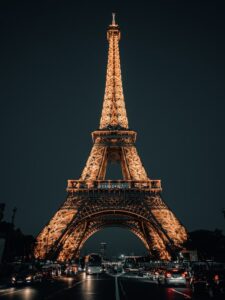 Menara Eiffel pada waktu malam