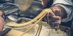 Pasta, der laves i hånden med en pastamaskine