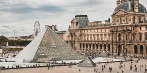 Внешний вид музея Лувр Париж Франция