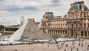 Museu do Louvre exterior Paris França