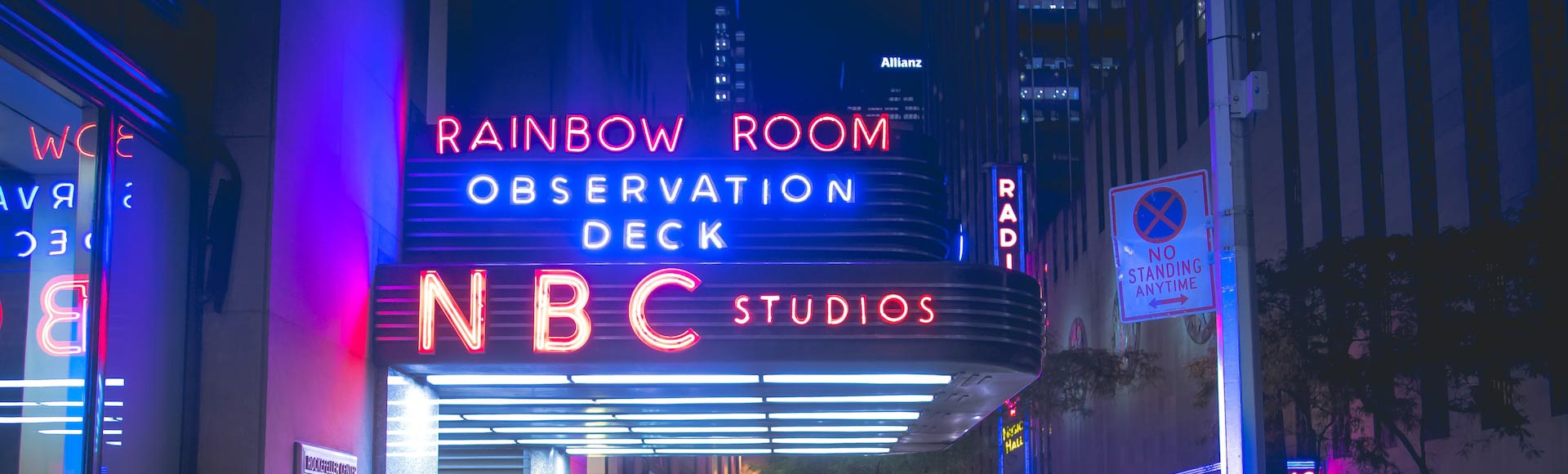 Tanda neon Dek Pemerhatian NBC pada waktu malam