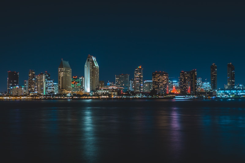 El horizonte de San Diego por la noche