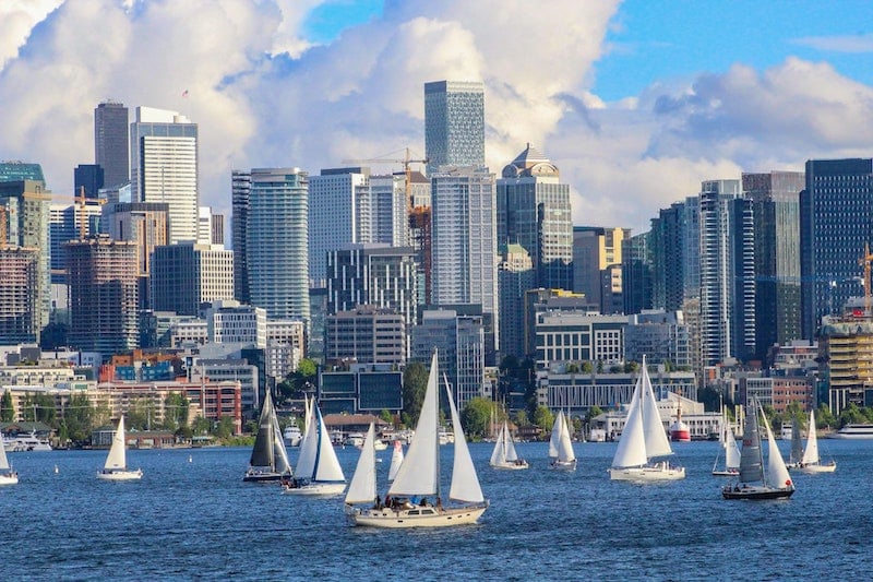 Skyline van Seattle met zeilboten op de voorgrond