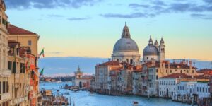Veneza Itália canal e skyline