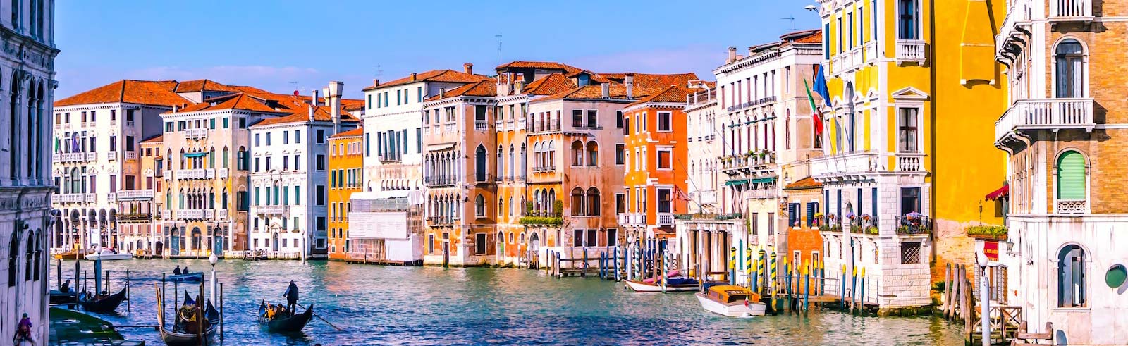 Venedig Italien kanal med farverige bygninger