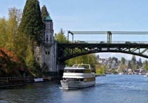 Een cruiseschip dat onder een brug doorvaart in Seattle.