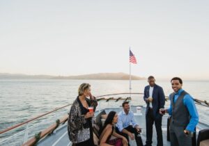 Invité sur le pont d'un bateau tenant des boissons.