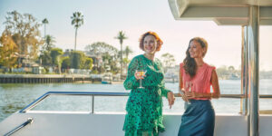 vrouwen genieten van cocktails op een cruise