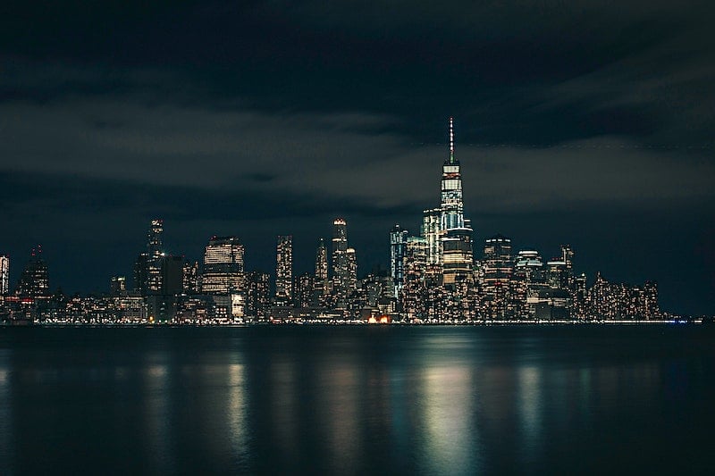 Die Skyline von New York City vom Wasser aus