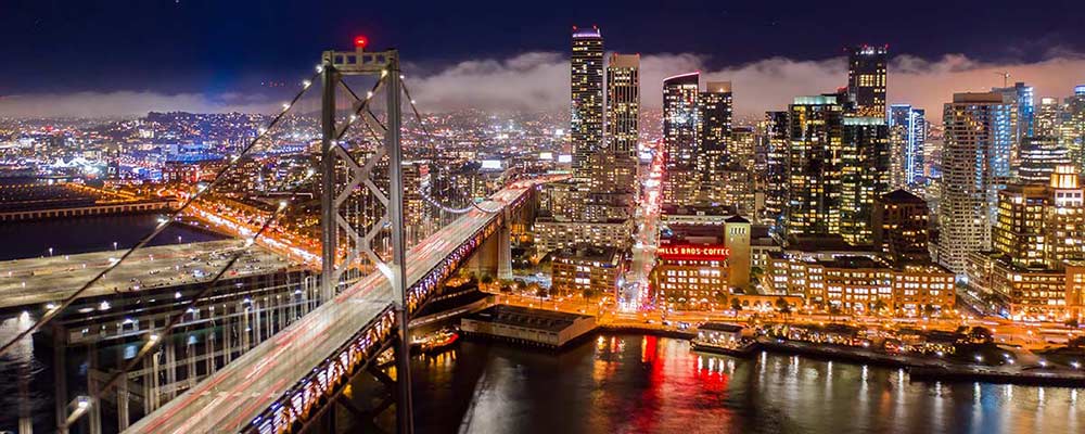San Franciscos skyline om natten