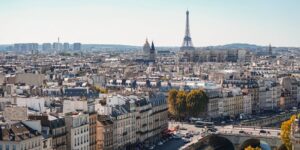 Paisaje urbano de París con la Torre Eiffel a lo lejos