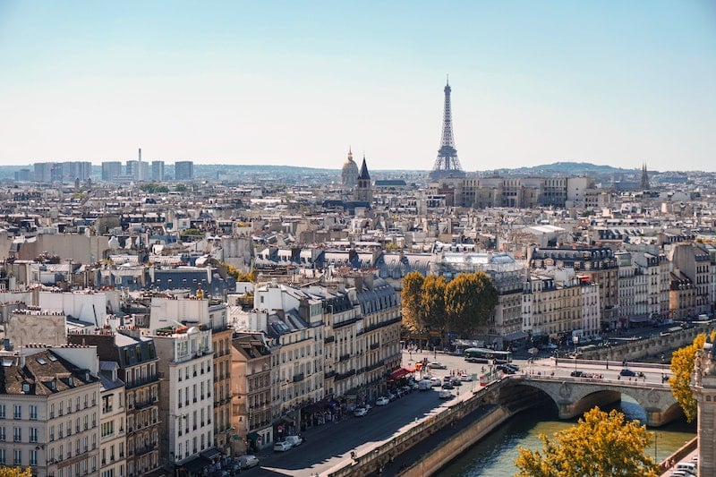Paisaje urbano de París con la Torre Eiffel a lo lejos