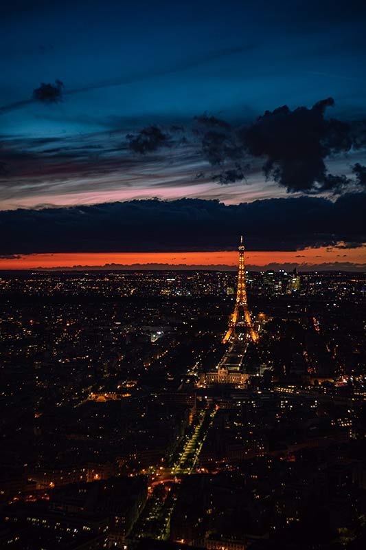 Latar langit Paris pada waktu malam