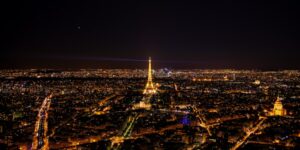 पेरिस में रात के समय एफिल टॉवर दूरी में