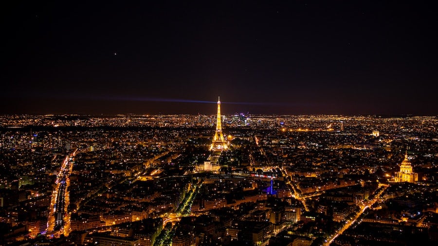 Paris à noite na Torre Eiffel à distância