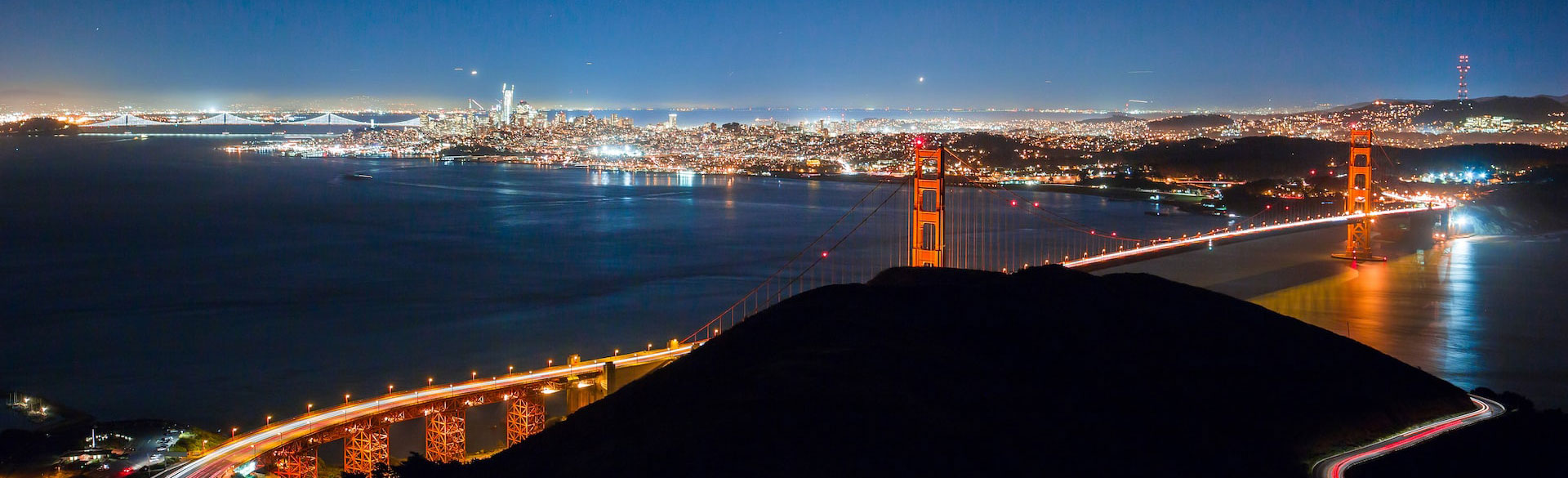 San Francisco-bugten og Golden Gate Bridge om natten