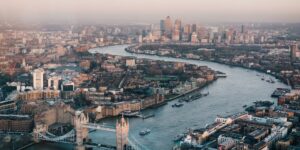 लंदन इंग्लैंड में टेम्स नदियों का हवाई दृश्य