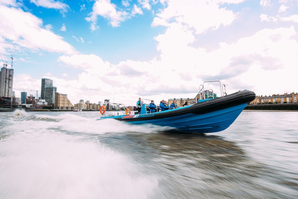 Lancha rápida Thamesjet en el río Támesis