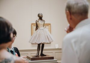 Gente del Museo Metropolitano de Arte mirando una estatua