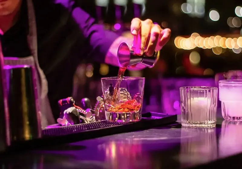Drikkevarer blandes på toppen af en bar