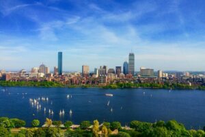 Linha do horizonte de Boston com vista para a água